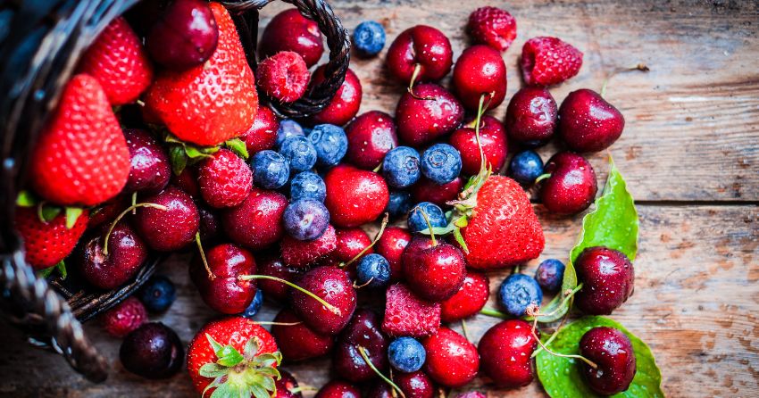 Many fruits in the berry family contain high levels of anthocyanins—flavonoid antioxidants that fight inflammation and oxidative stress.