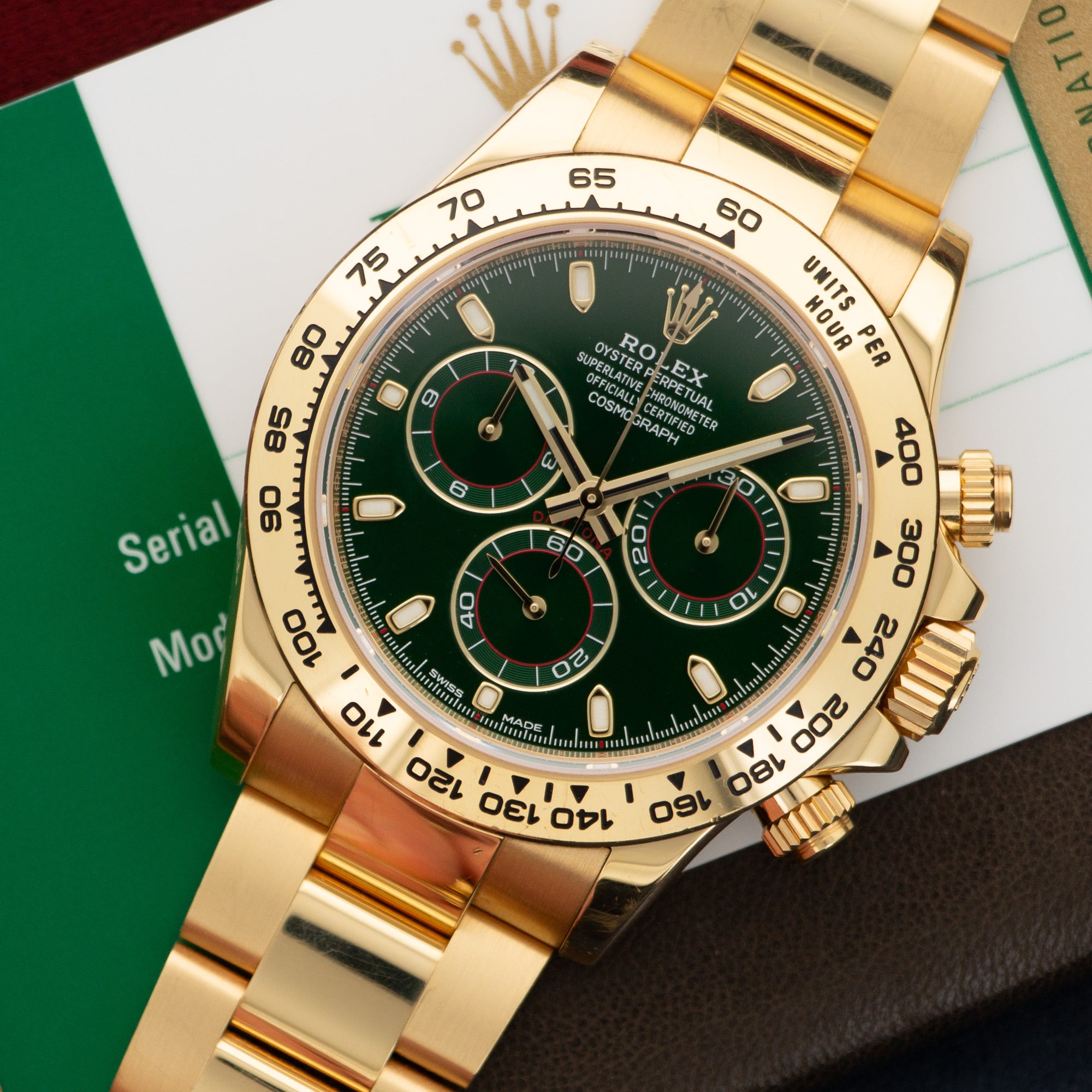 Сколько стоят ролексы оригинальные. Rolex Cosmograph Daytona Green. Rolex Daytona Gold. Rolex Cosmograph Daytona Yellow Gold. Часы ролекс Дайтона оригинал.