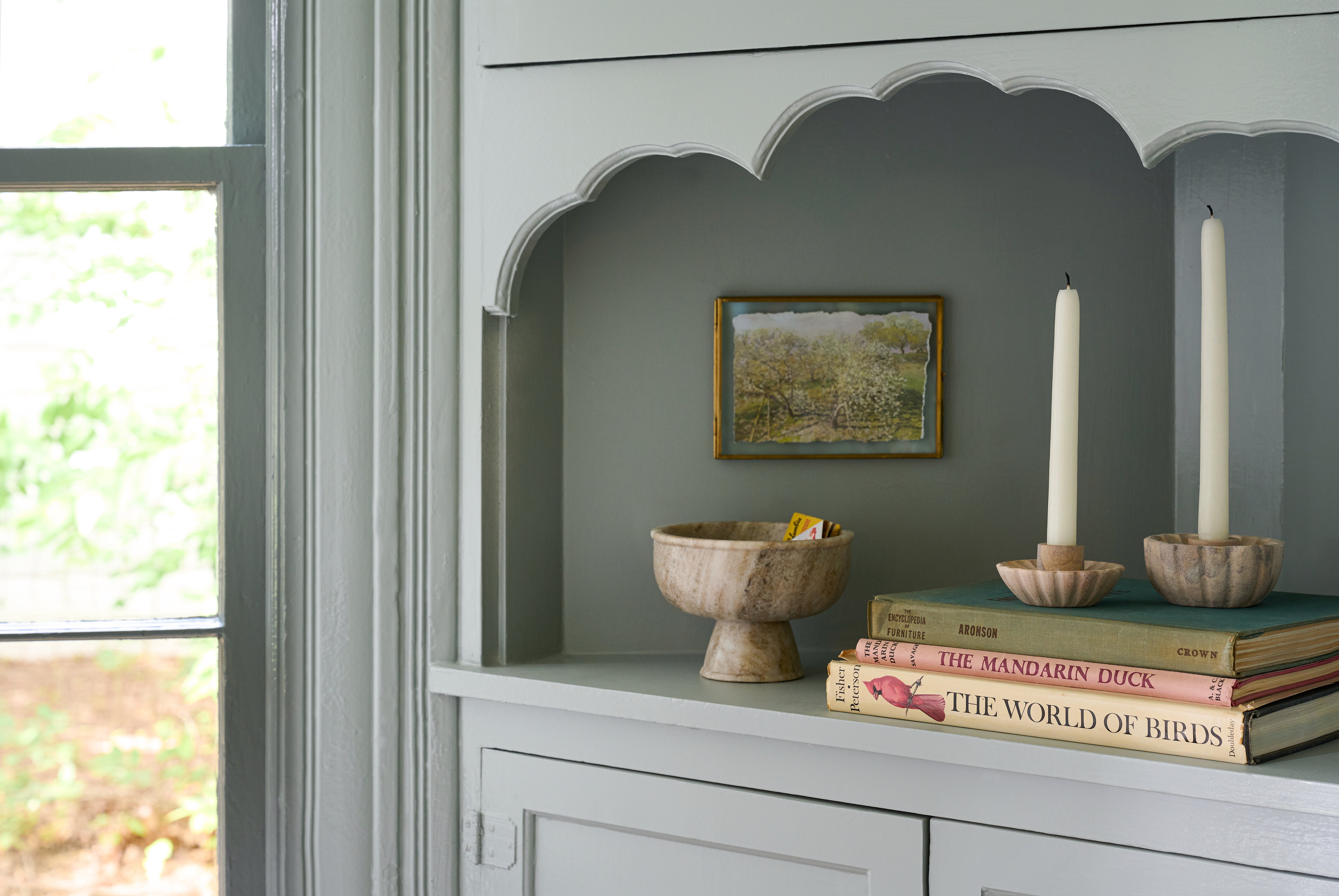 A styled shelf in the dining room of Mini Reni 02. 