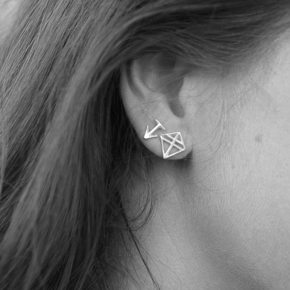 Ankkari Arrow Earring bronze made in our studio in Stockholm – Wild & Arrow