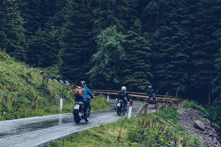 Mauvais au Bold Blackout Ride 2021 dans les cols mouillés