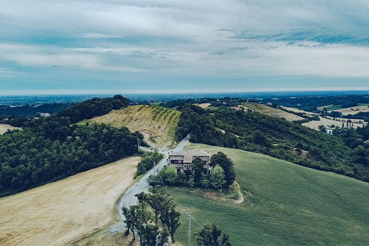 Le chemin vers l'hôtel-château Tabiano Castello