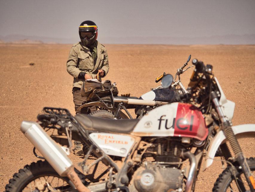 Carburant Royal Enfield Himalaya dans le désert marocain