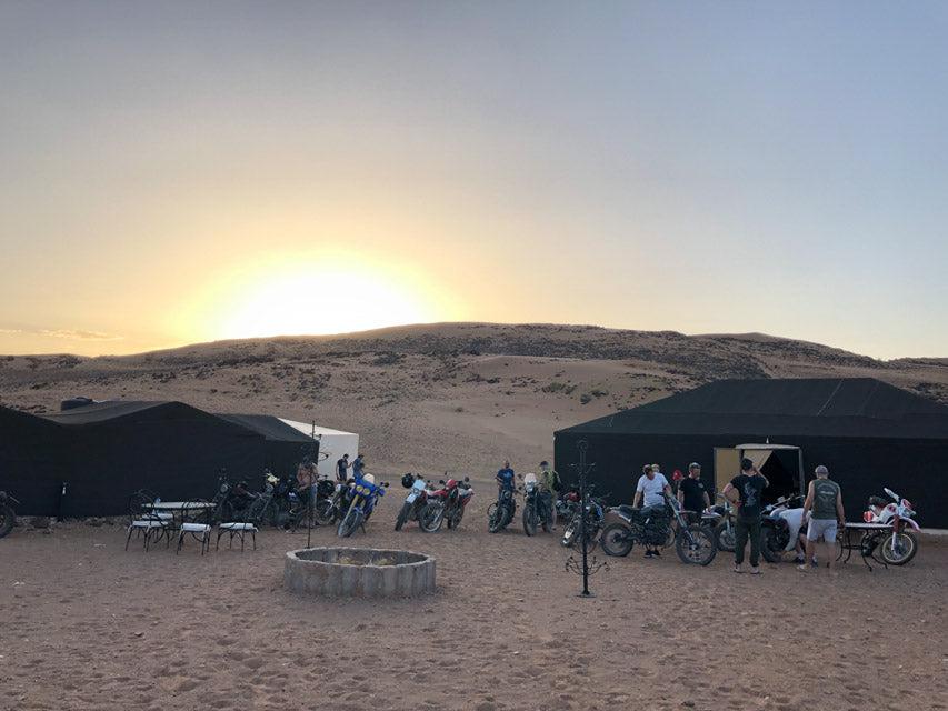 Lever du soleil dans le camp bédouin au Maroc