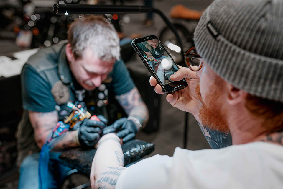 Flo Tattoo im Auftrag von Royal Enfield