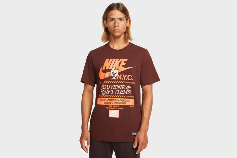 idea Picante Pack para poner Nike Sportswear NYC T-Shirt (Bronze Eclipse) – Rock City Kicks