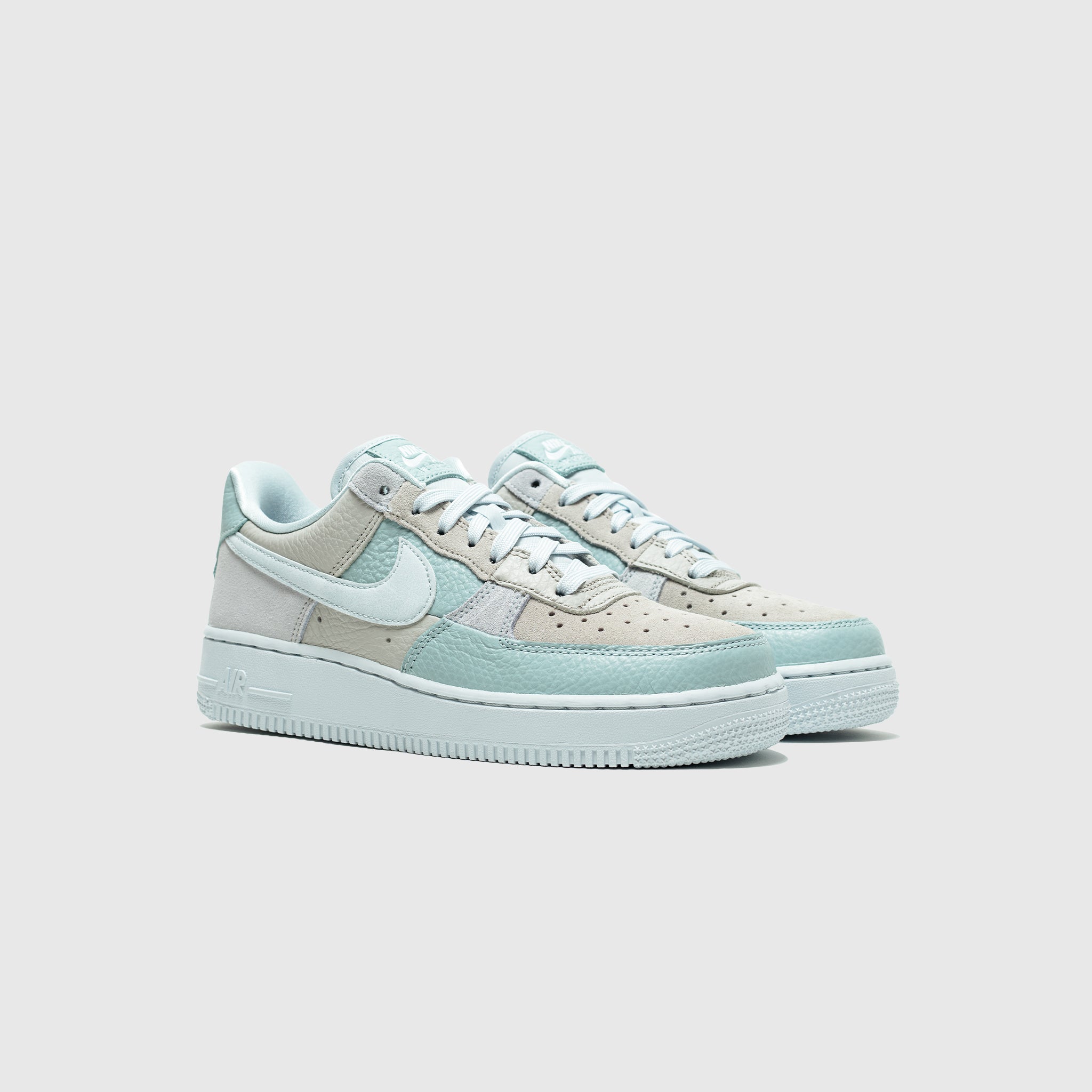 NIKE  WMNSAIRFORCE1 07LOWNH1 BLUESCRAP  DR3100001 PROFILE