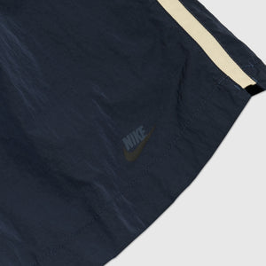 NIKESMENSNSWSTEWVNULTRACKSHORT NAVY DETAIL1 300x