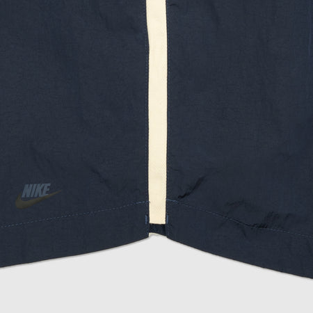 NIKESMENSNSWSTEWVNULTRACKSHORT NAVY DETAIL2 450x450