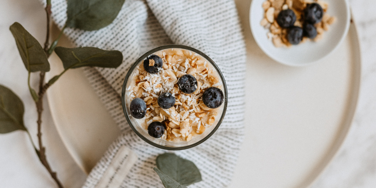 overnight-oats-bowl-topped-with-blueberries