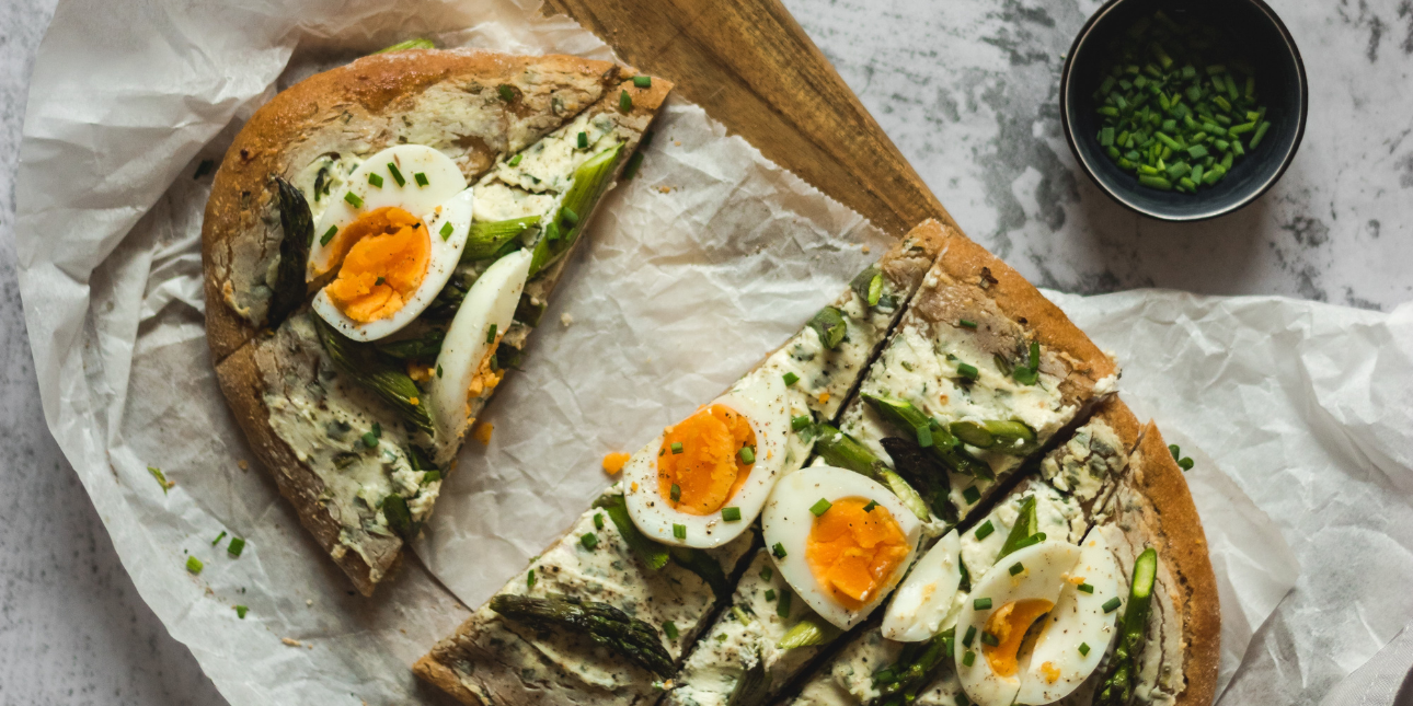 Boiled-eggs-on-flatbread-with-chives