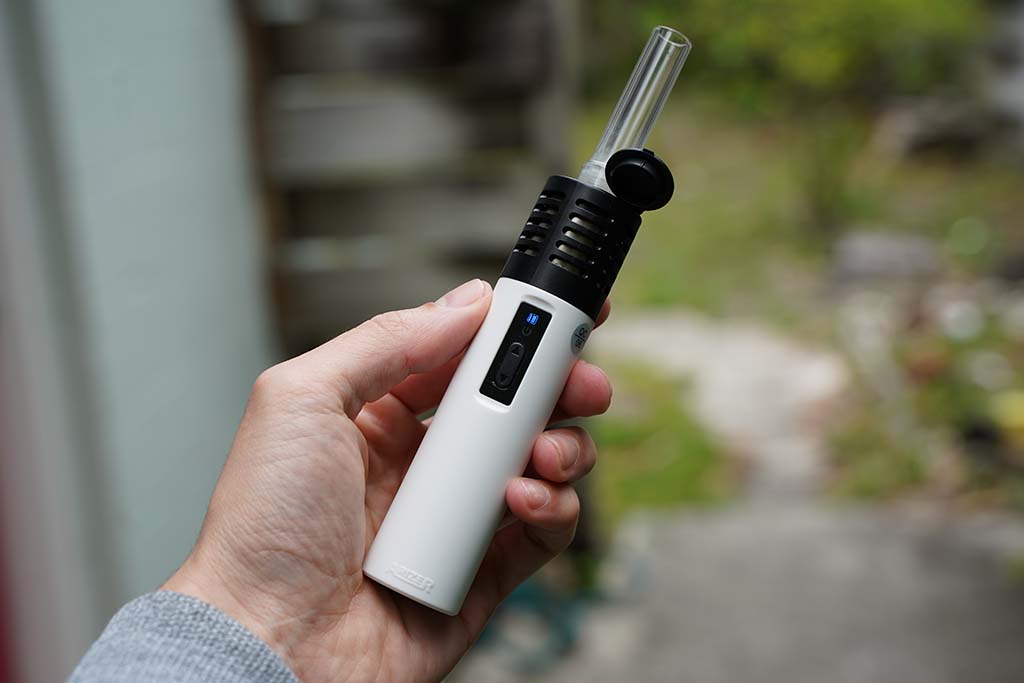 Arizer Air SE Vaporizer Review In Hand