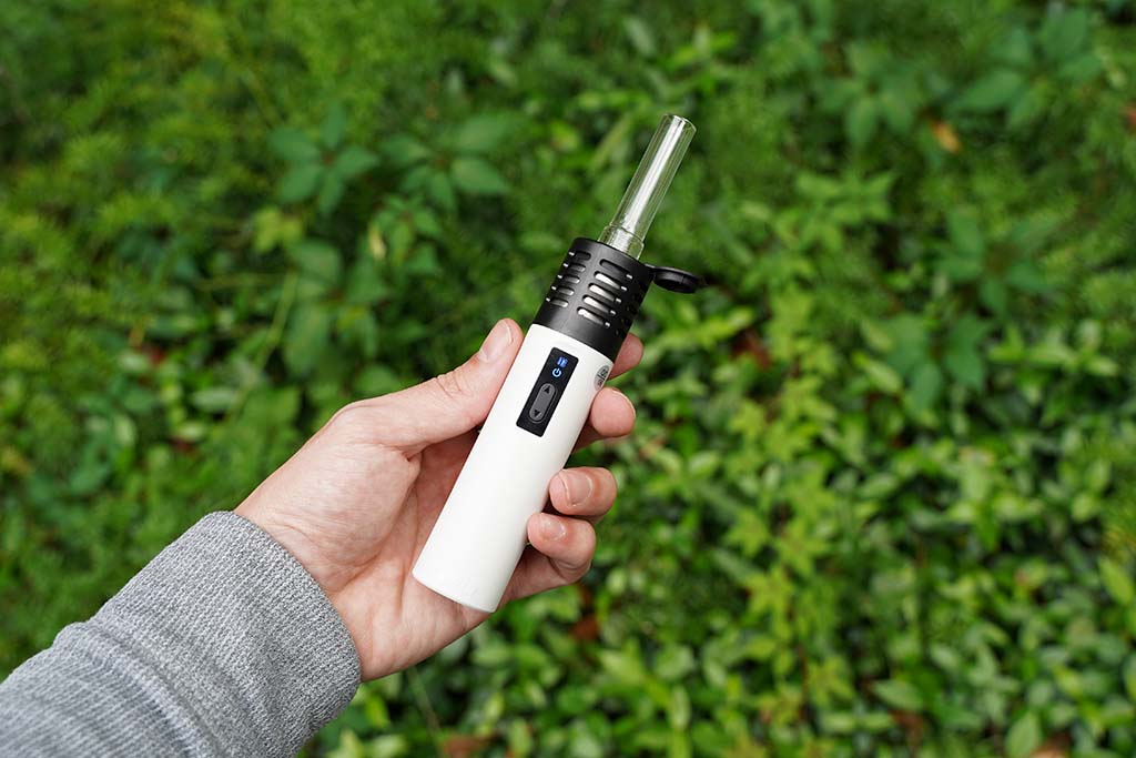 Arizer Air SE Vaporizer Review In Hand