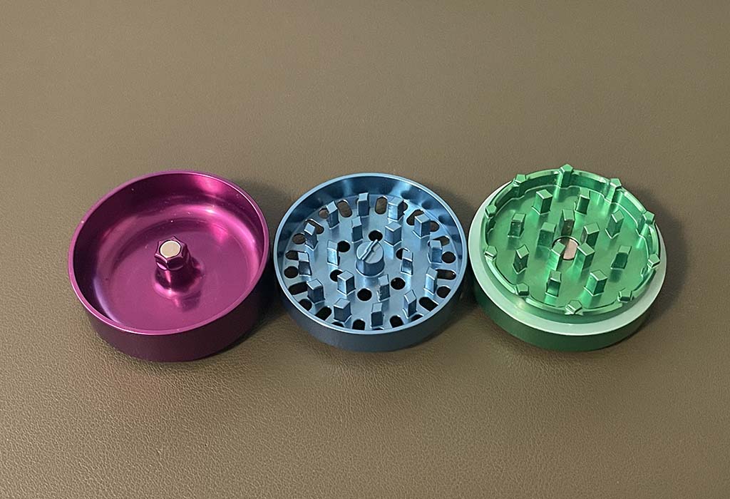 https://cdn.shopify.com/s/files/1/0209/9072/files/types-of-grinders-complete-guide-three-piece-grinder_1024x1024.jpg?v=1673394247