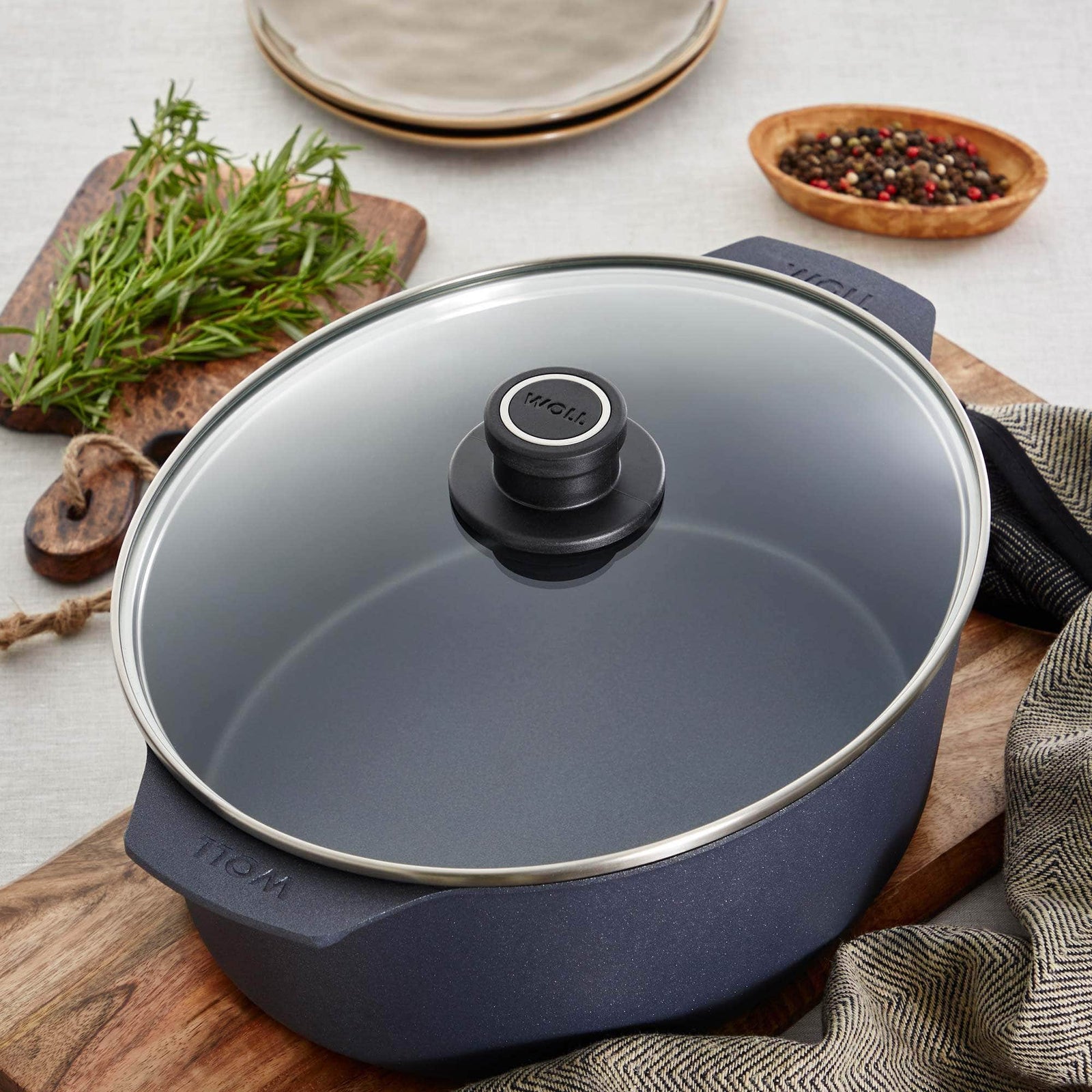 https://cdn.shopify.com/s/files/1/0210/0294/products/Non-Stick-Roaster-Lid-On-Woll_1600x.jpg?v=1649939962