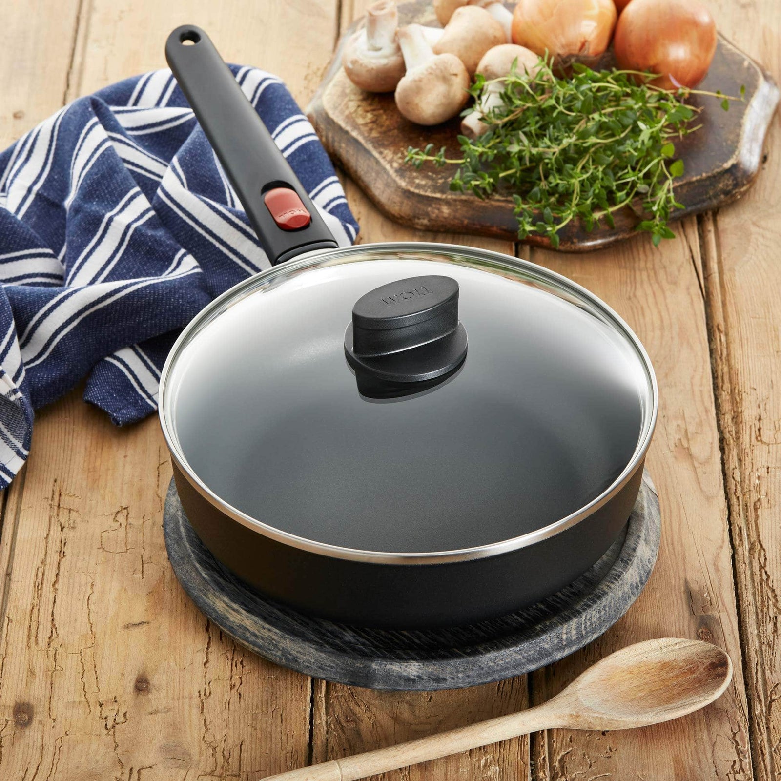 https://cdn.shopify.com/s/files/1/0210/0294/products/Woll-Eco-Lite-Deep-Frying-Saute-Pan-24cm_lid-on_1600x.jpg?v=1650964051