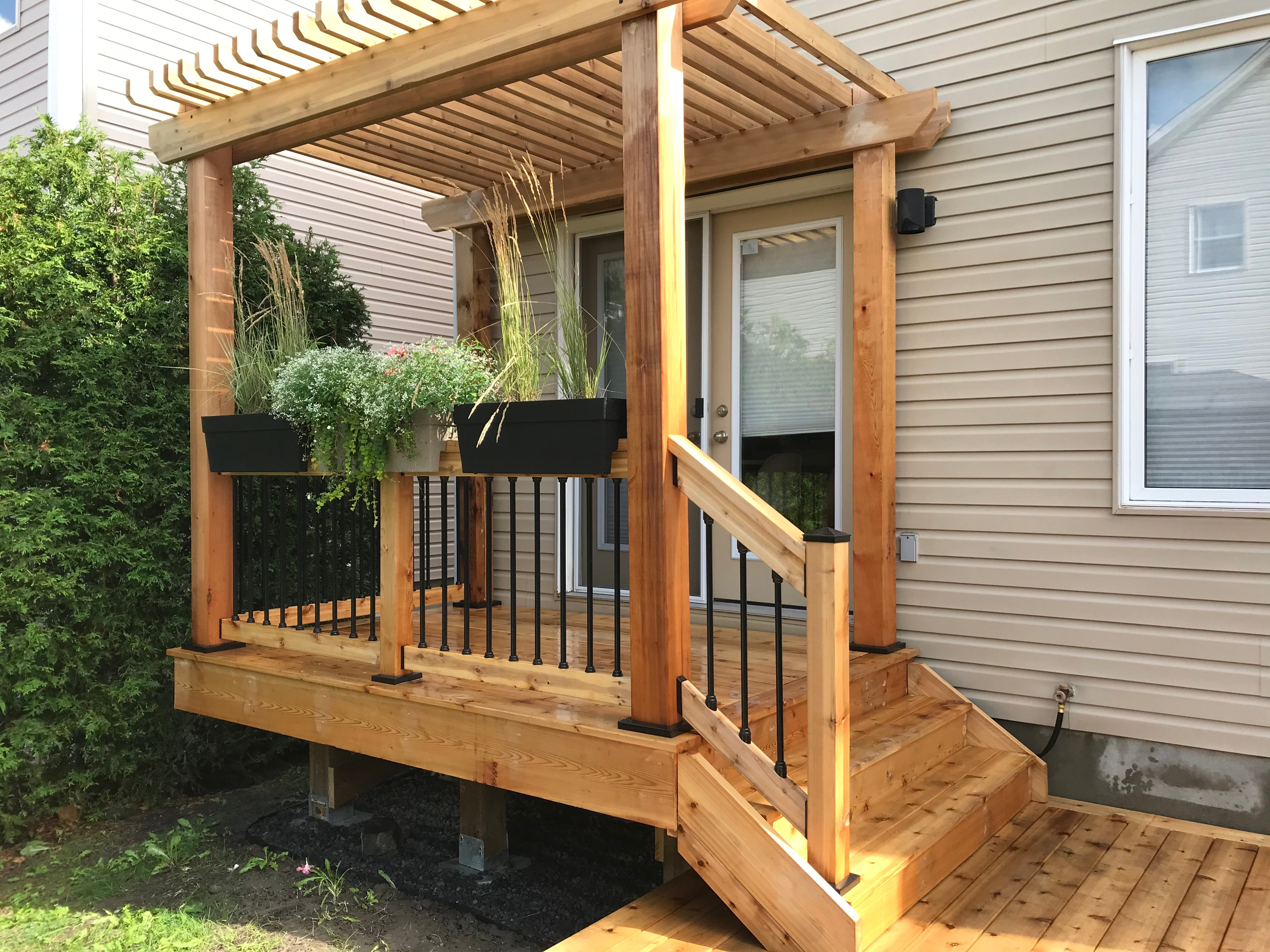 Low level deck with pergola