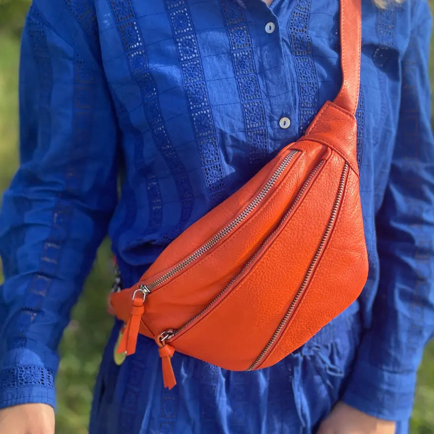 Billede af Style Ghita i smukt orangefarvet læder: Flot, cool bumbag i lækkert læder m. flot lynlåsdetalje