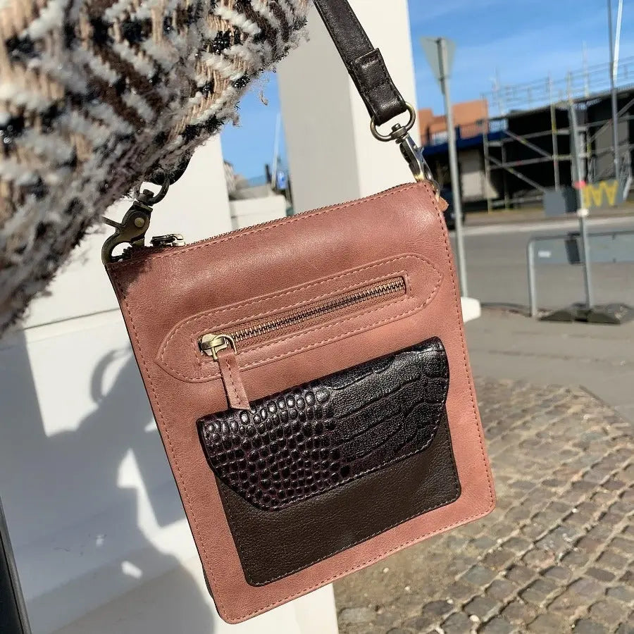 Billede af Style Korea i brun/cognac. Fed skuldertaske/crossbody i kraftigt læder