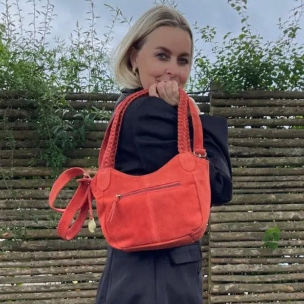 Se Style Lucca i mørk orange ruskind (kun to stk. på lager). Skøn skulder- og crossbody taske m. flettet håndrem hos Octopus Denmark