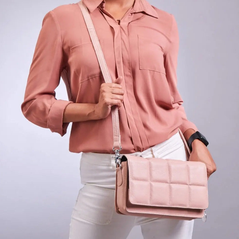 Se Style Malaysia i en smuk støvet rosa. Crossbody skuldertaske i læder med flot kvadratisk mønster hos Octopus Denmark