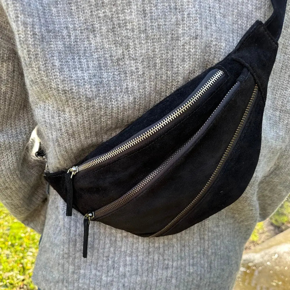 Billede af Style Ghita i sort ruskind: Cool bumbag / bæltetaske i lækkert, blødt ruskind m. flot lynlås-detalje