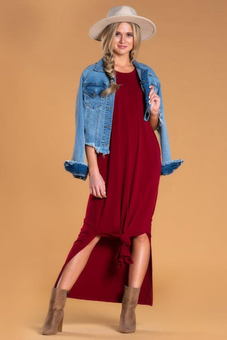 Woman wearing pocket maxi dress in burgundy with jean jacket and felt hat