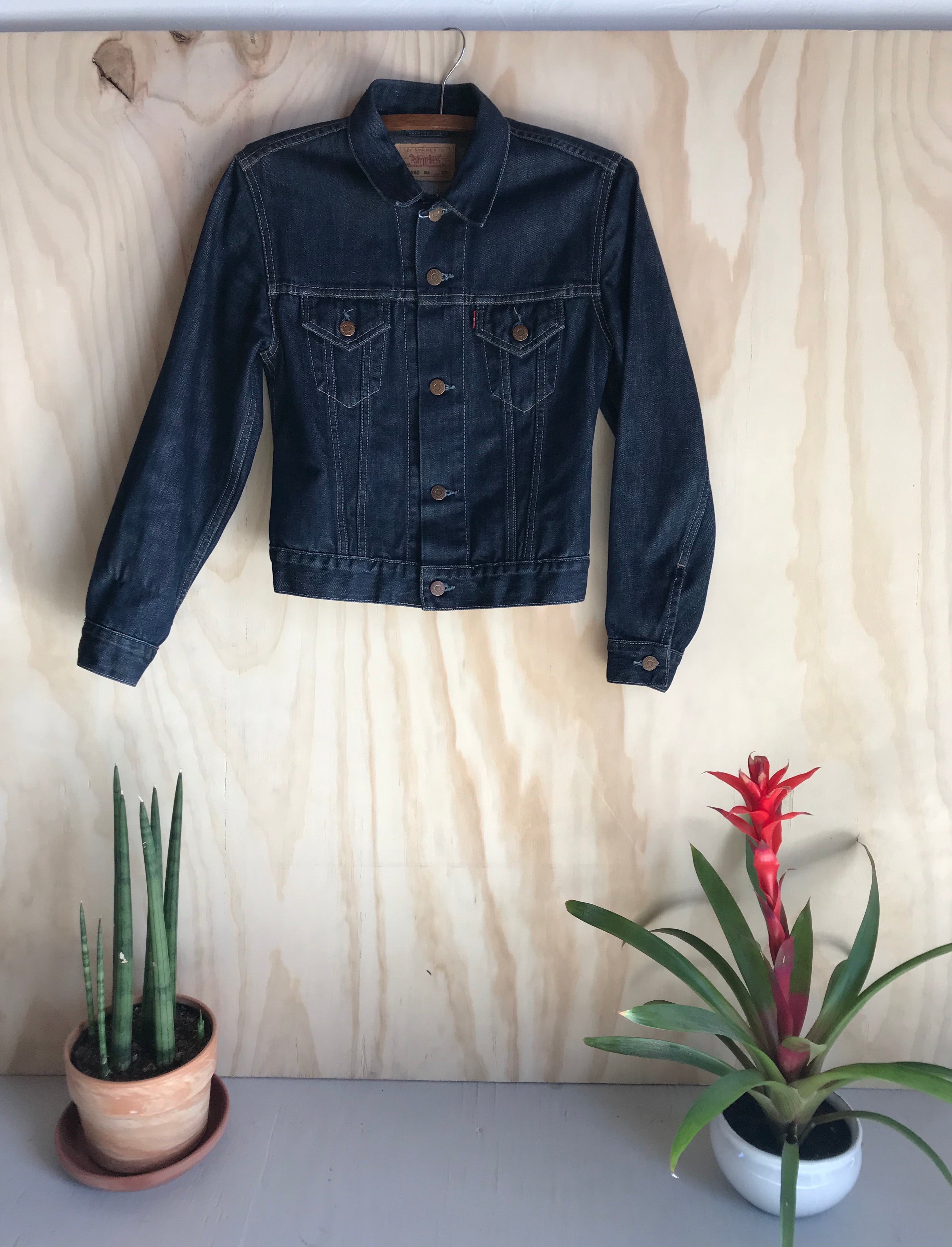 levi's dark blue trucker jacket