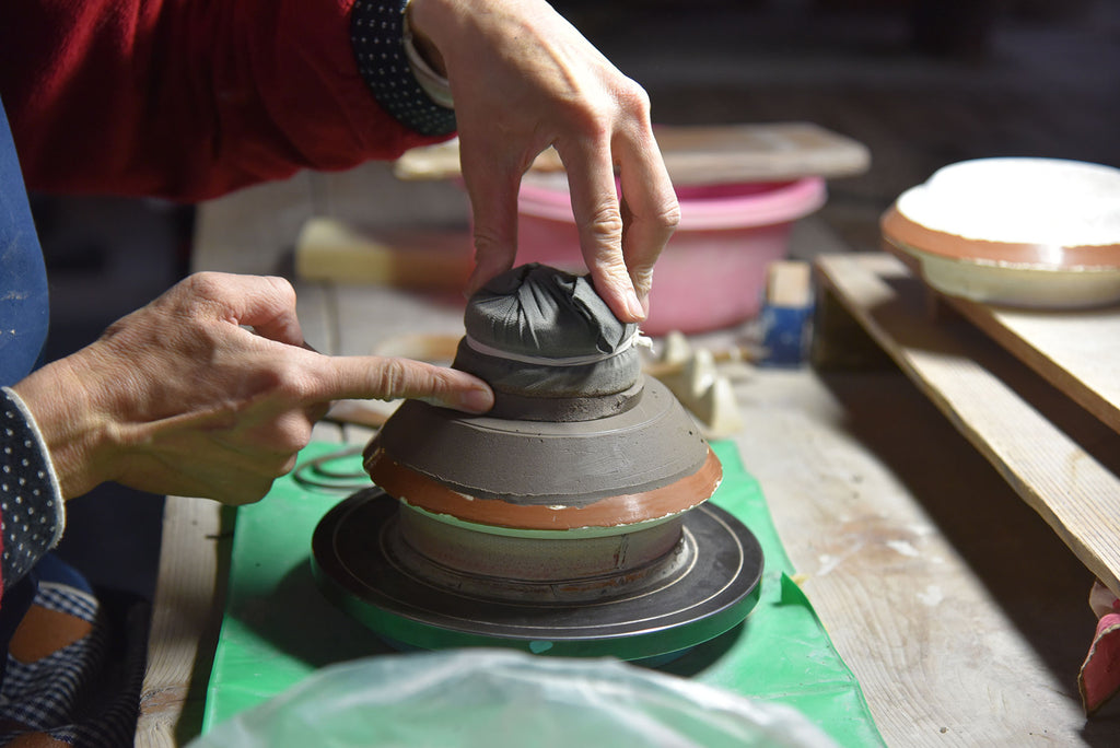 Plate made with Akahada clay using mold technique