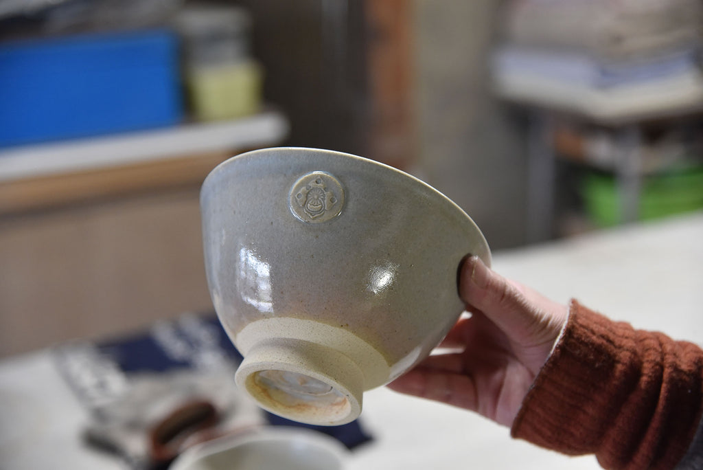 Bowls with emblem made with Akahada clay