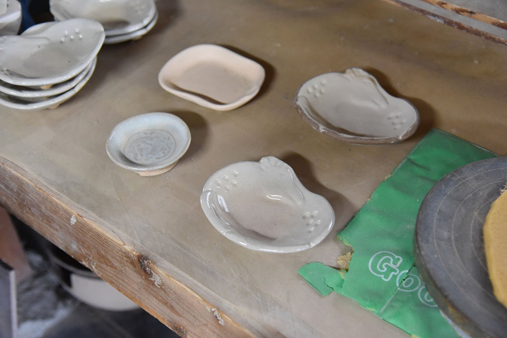 Plates with deer and other motifs made with Akahada clay