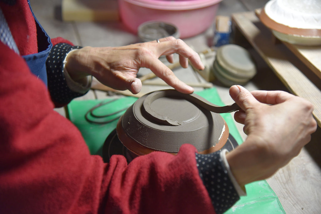 Plate made with Akahada clay using mold technique