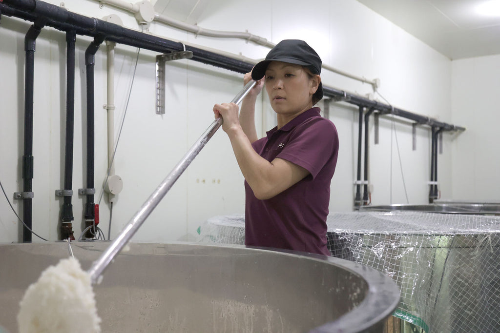 Master brewer Mie Abe at Hatsumomidi in Yamaguchi Prefecture