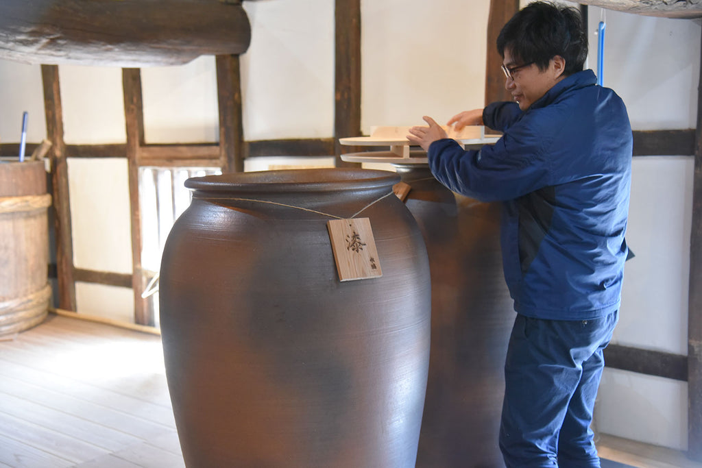 Yamamoto-san showing us how small these pots are in comparison to the tanks that are used now