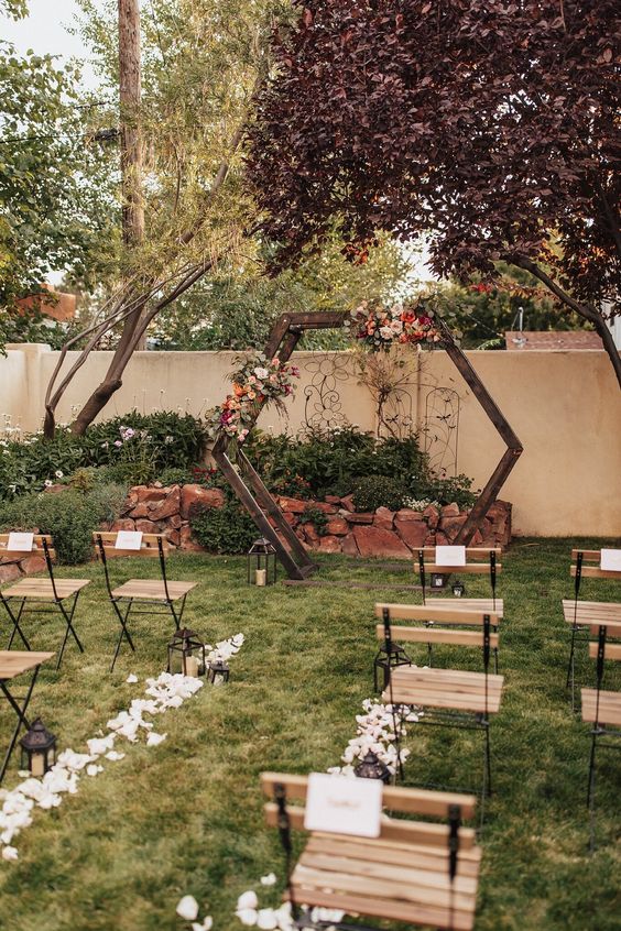 10 Wedding Décor Ideas & Tips for DIY Small Backyard Weddings (On A Bu