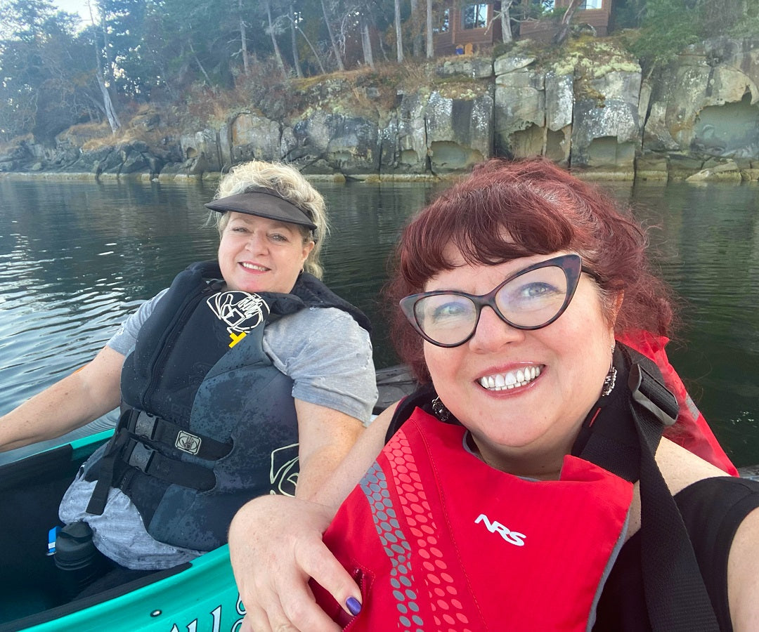 Two ladies kayaking at Yellowpoint Lodge