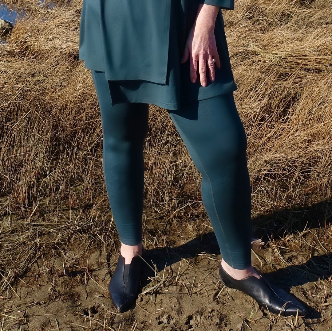 plus size model wears rainforest green bamboo Diane Kennedy leggings