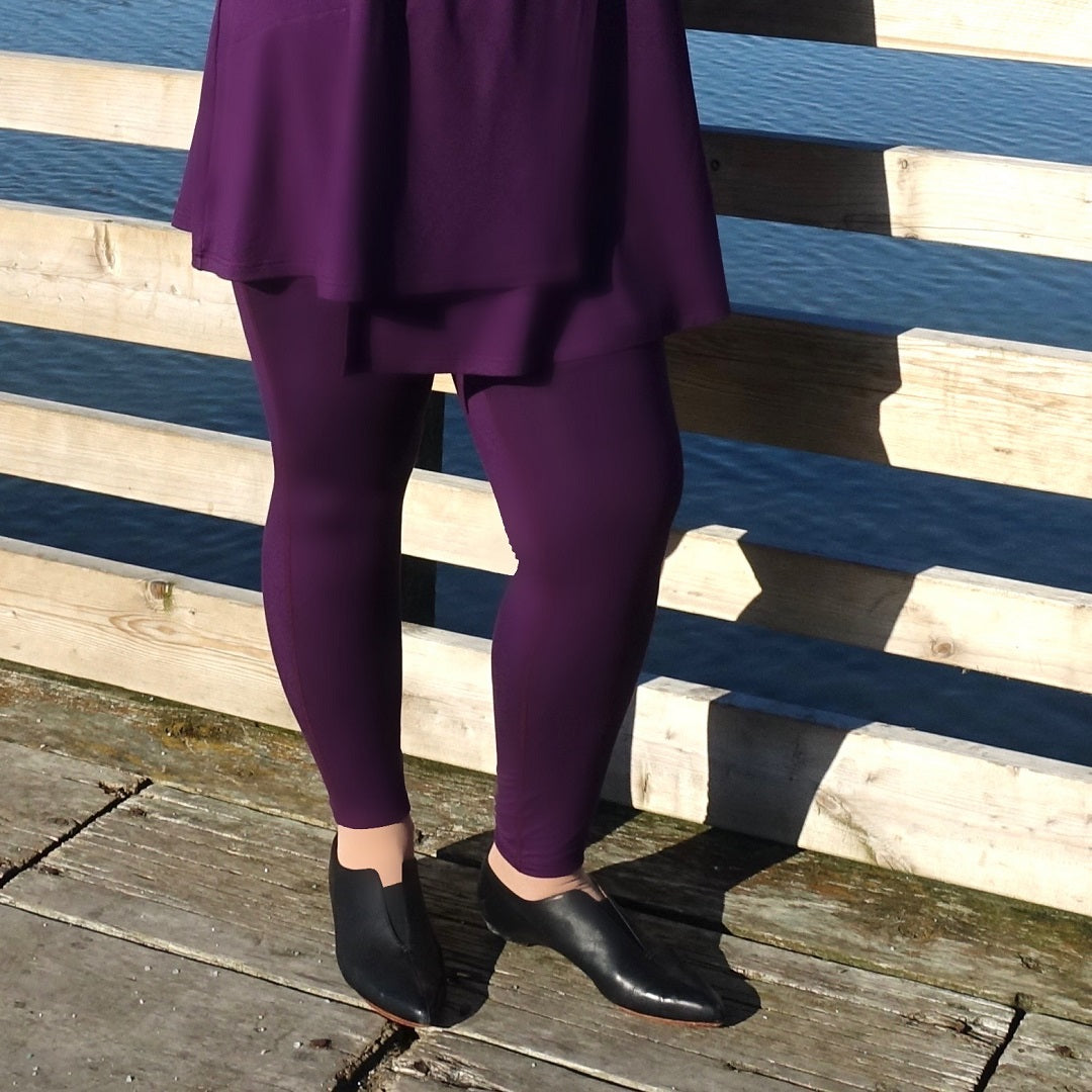 a plus size model wears amethyst purple bamboo leggings by Canadian designer Diane Kennedy