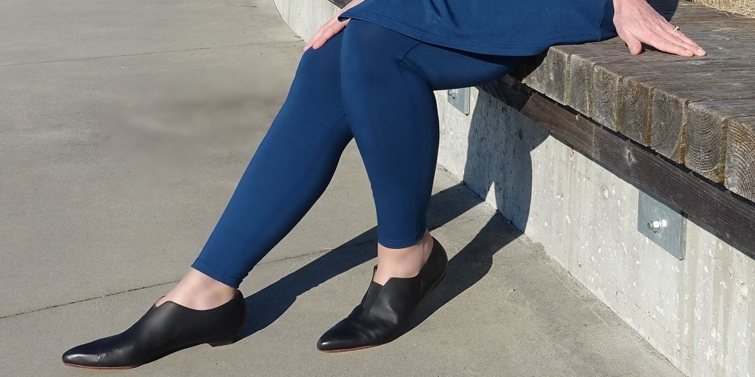 plus size model wears blue bamboo Diane Kennedy leggings