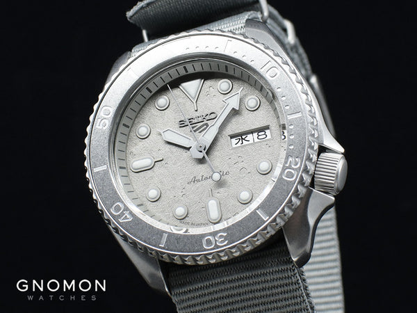 Seiko 5 Sports “Street Style” Concrete Grey Ref. SBSA127 – Gnomon