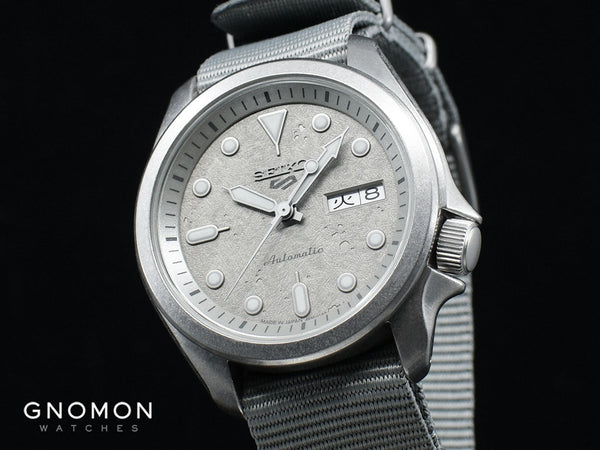 Seiko 5 Sports “Street Style” Concrete Grey 40 Ref. SBSA129 – Gnomon Watches