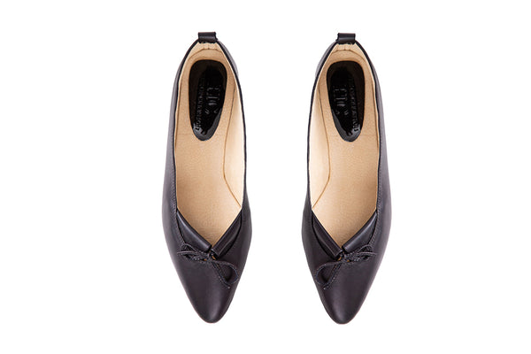 Pointed flat with front detail - black leather