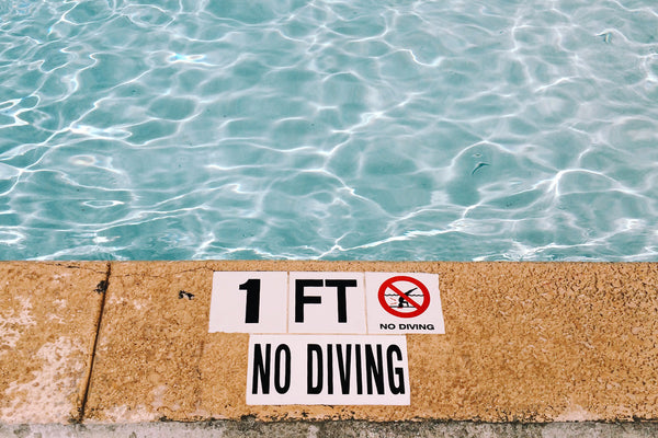 no diving pool sign