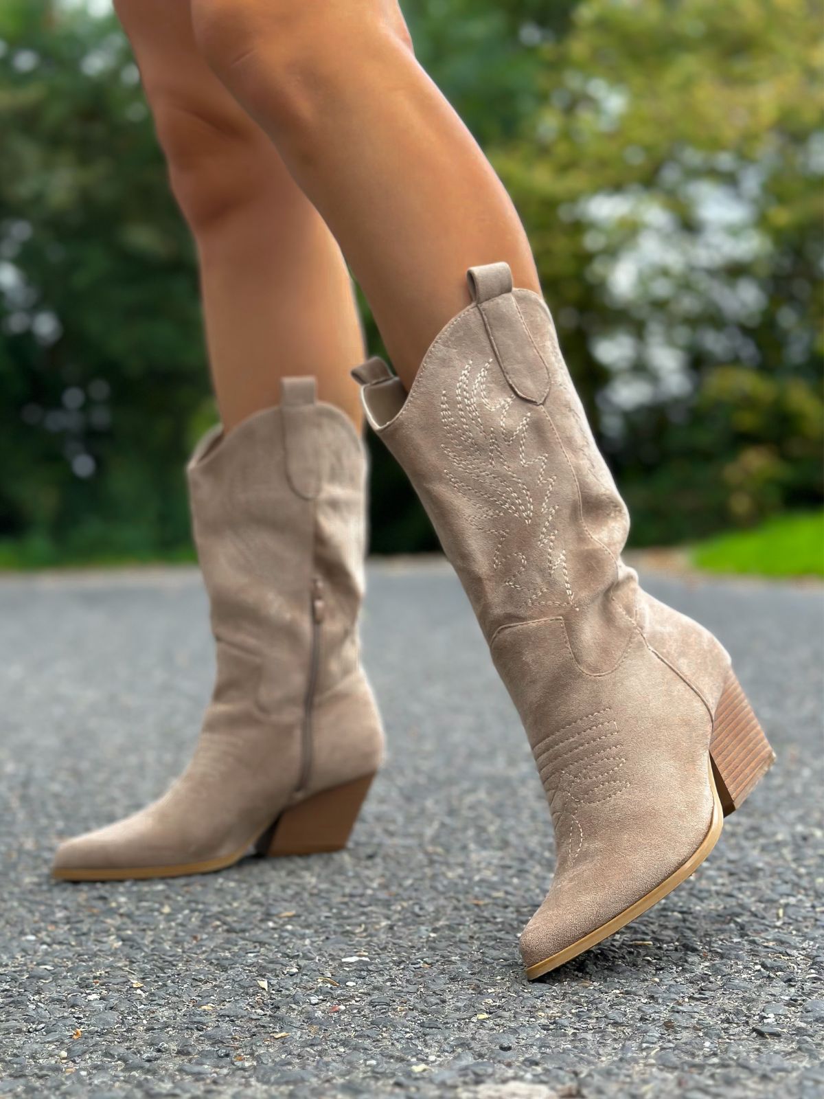 Agnes Cowboy Style Boots / Tan