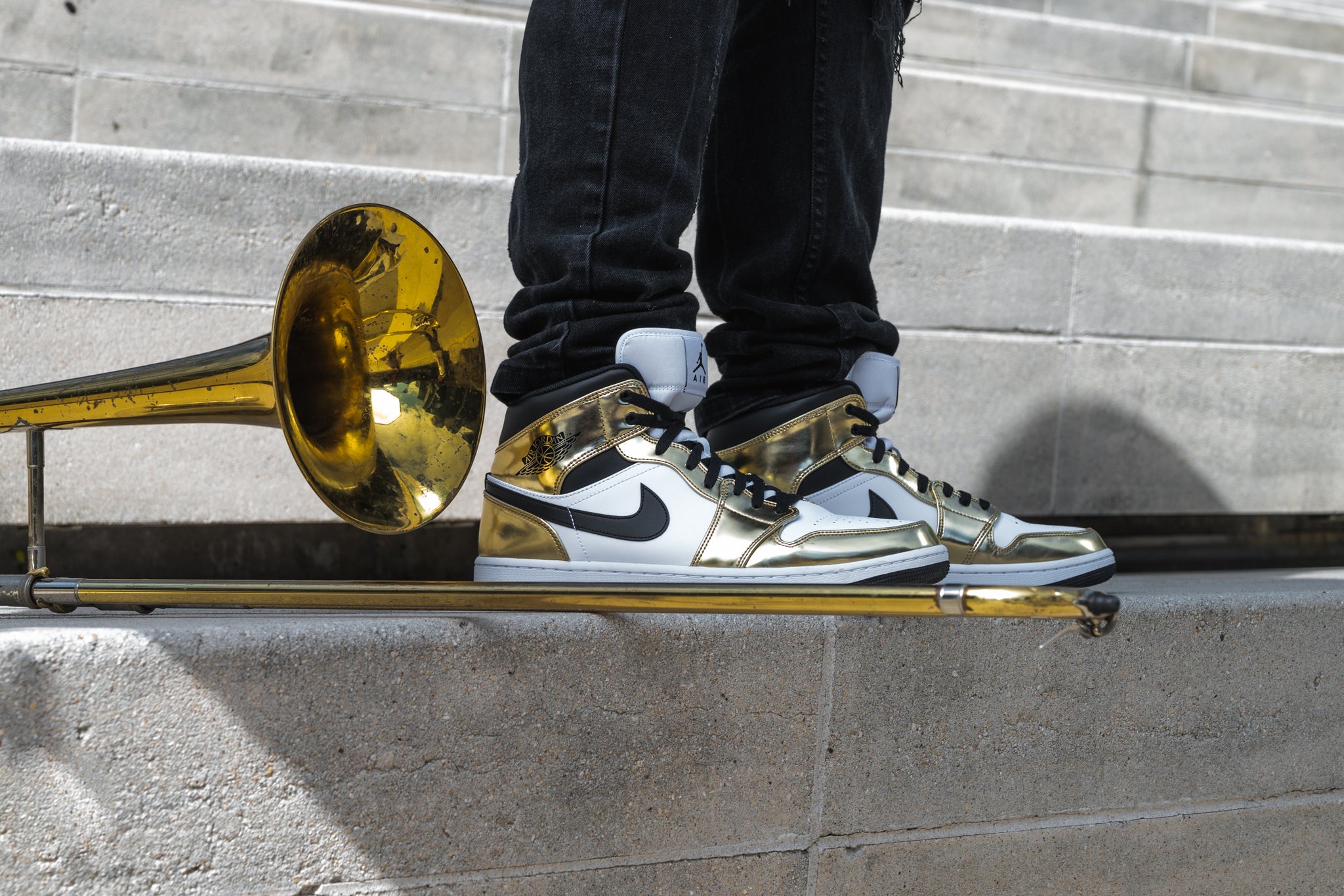 metallic gold jordan 1 mid