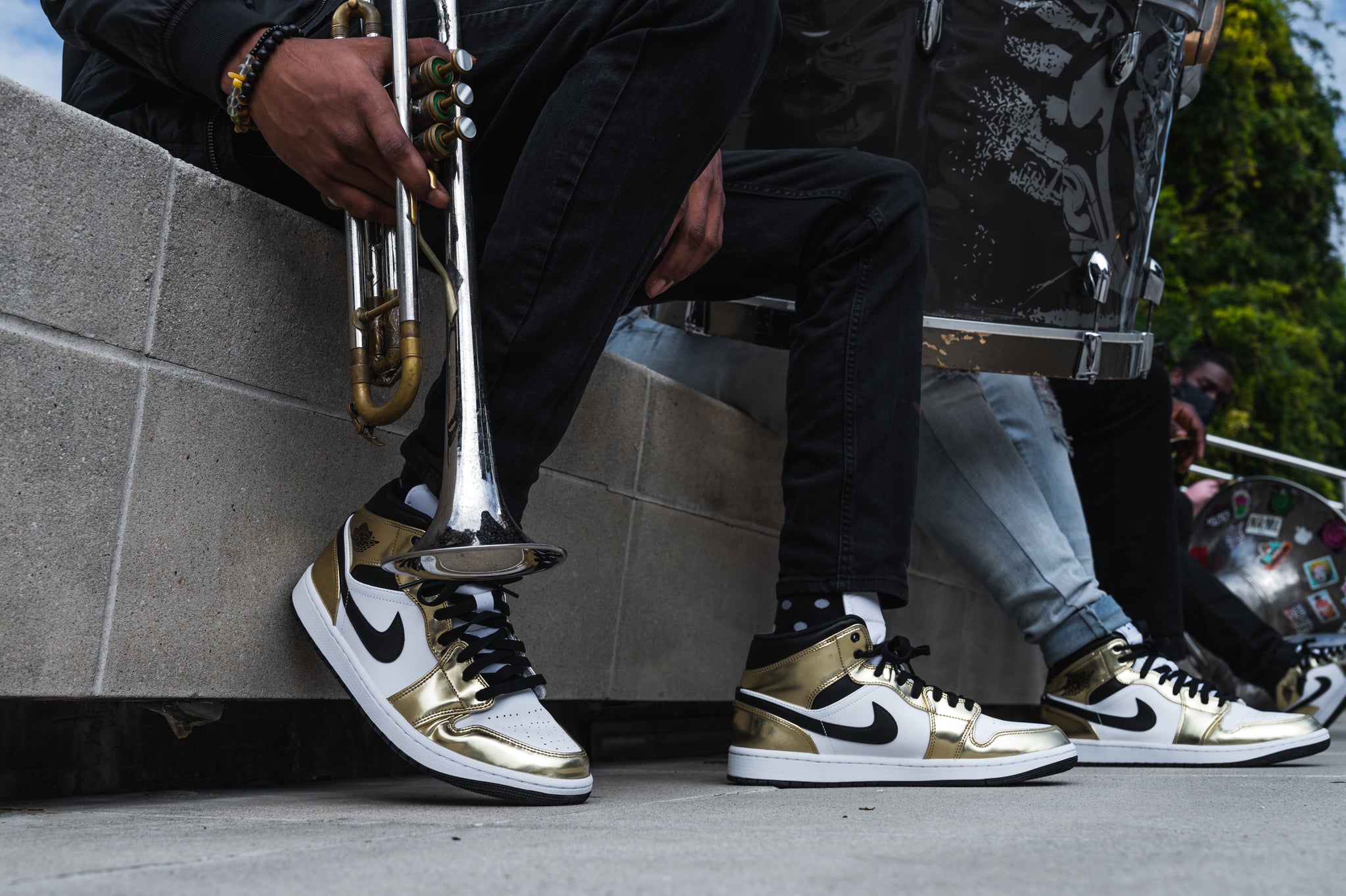 jordan 1 mid metallic gold black white