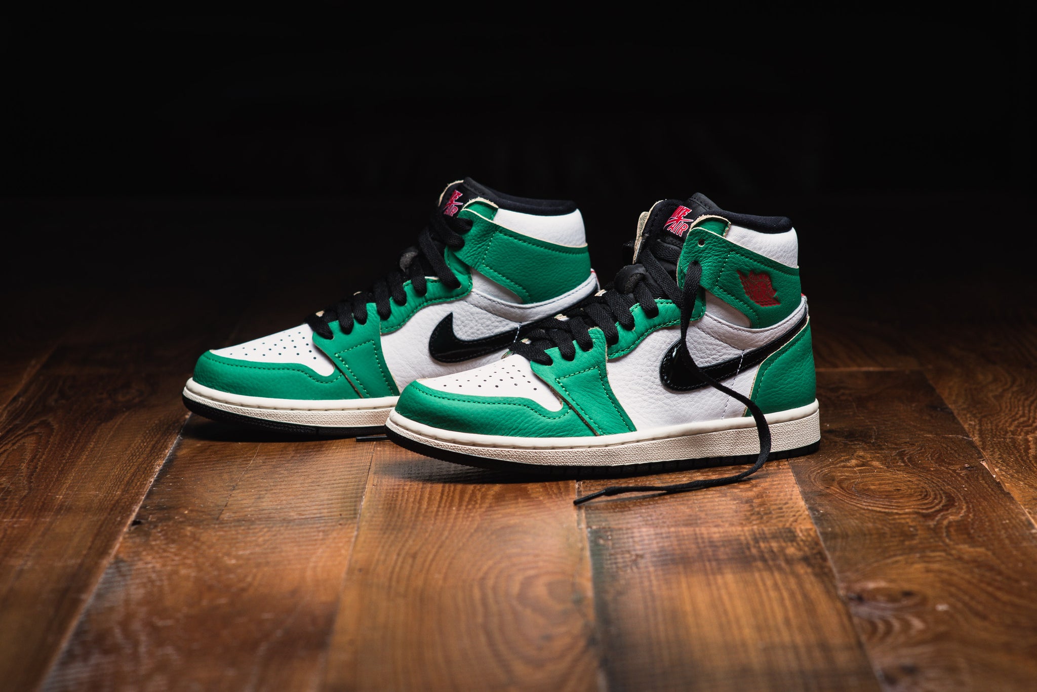 Wmns Aj1 Lucky Green Sneaker Politics