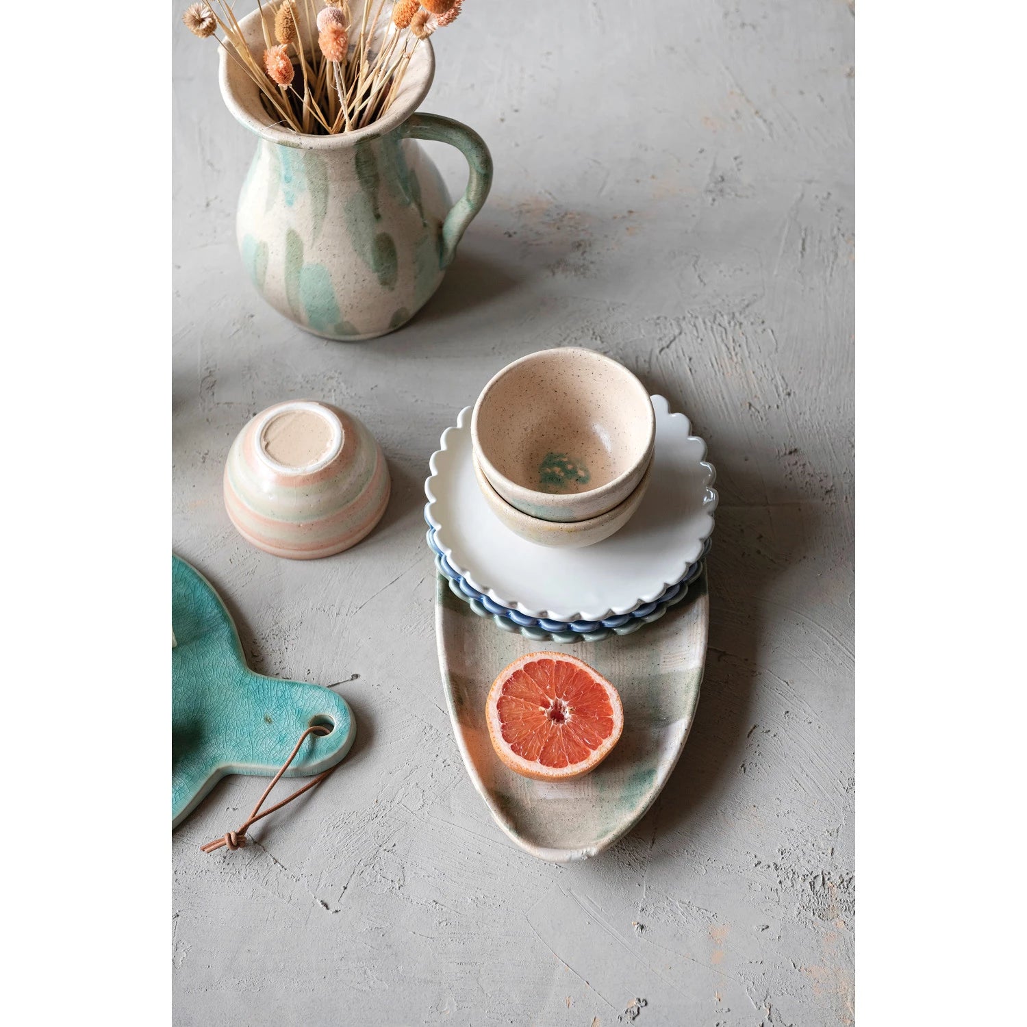 Stoneware Plate with Scalloped Edge in 3 Colors and Round Shape