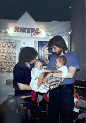 Elke und Norbert Pfaff mit Babies am ersten Rikepa Messestand, 1991.