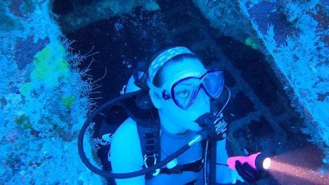 Steph Sersen scuba diving with flashlight in Ponya Bands Non-Slip Headband